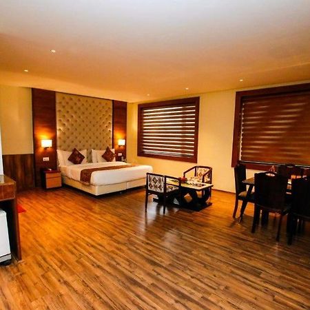 Hotel The Residency Srinagar Екстер'єр фото