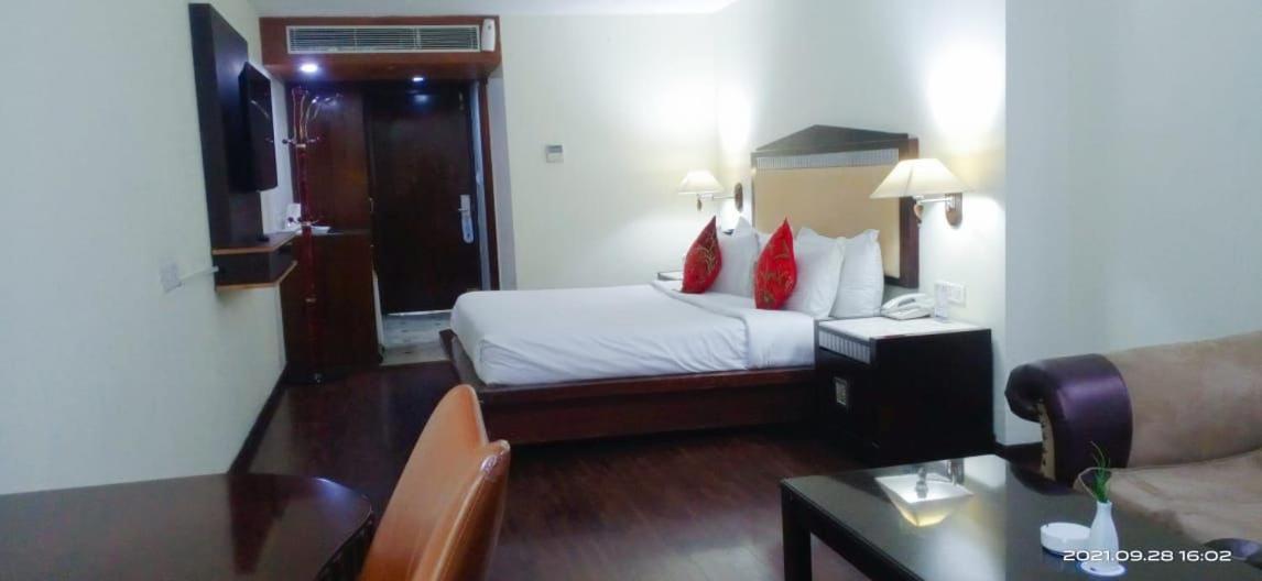 Hotel The Residency Srinagar Екстер'єр фото