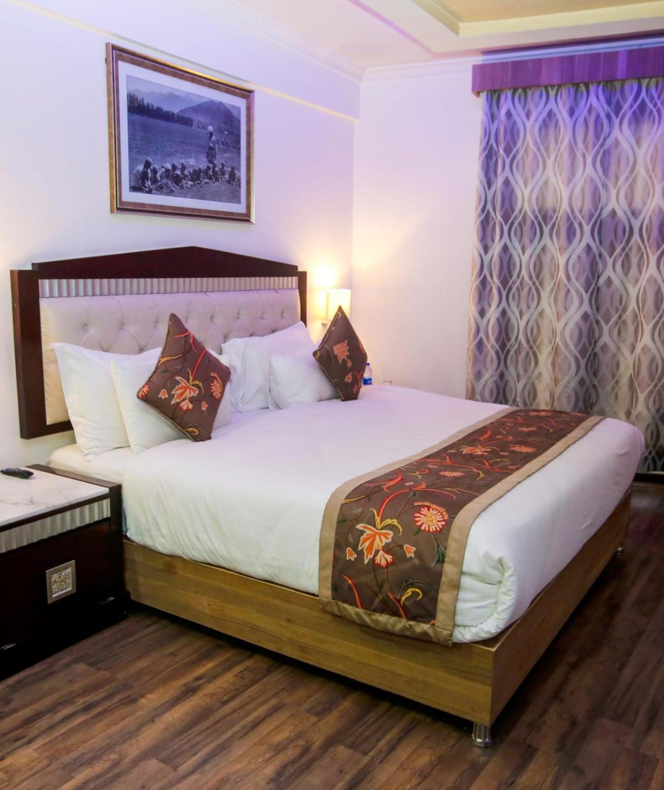 Hotel The Residency Srinagar Екстер'єр фото