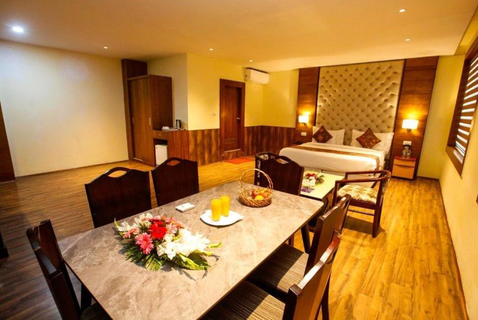 Hotel The Residency Srinagar Екстер'єр фото