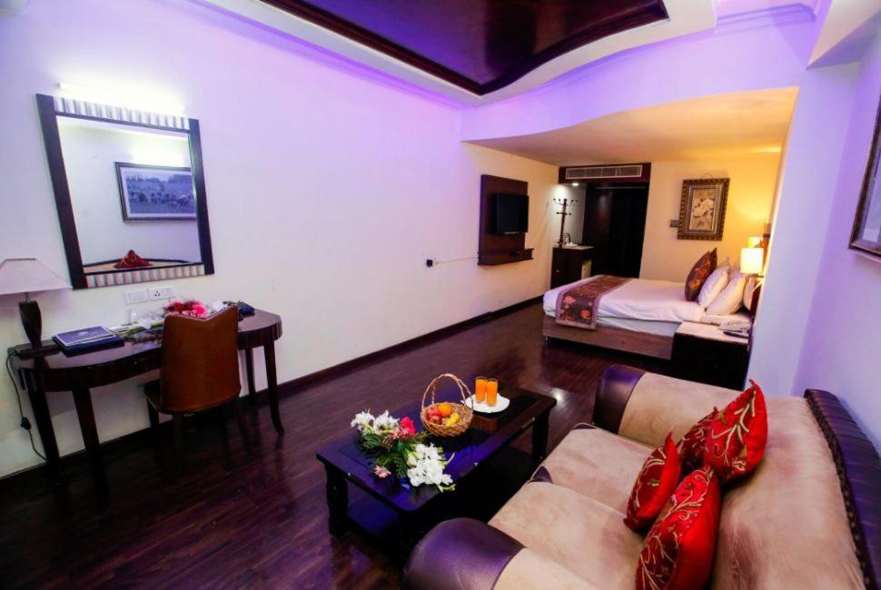 Hotel The Residency Srinagar Екстер'єр фото