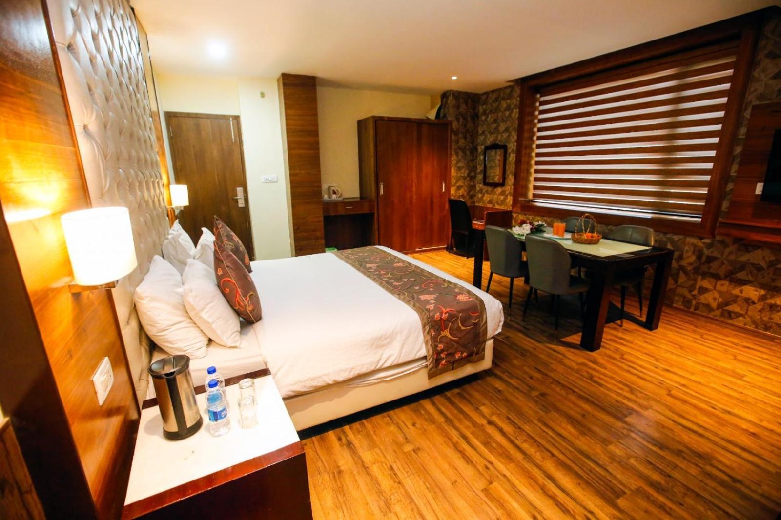 Hotel The Residency Srinagar Екстер'єр фото