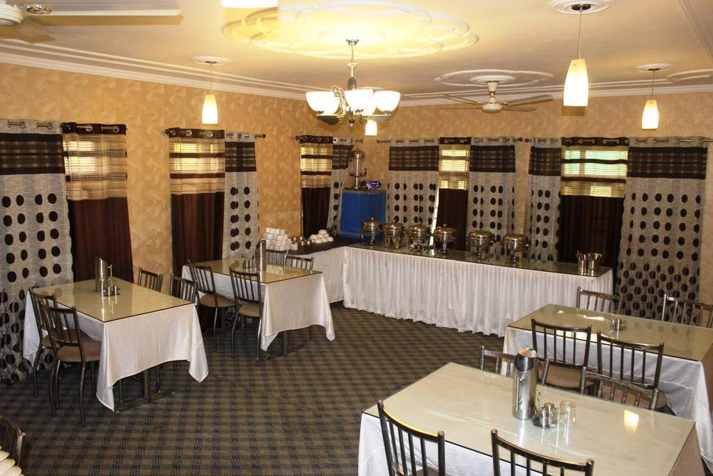 Hotel The Residency Srinagar Екстер'єр фото
