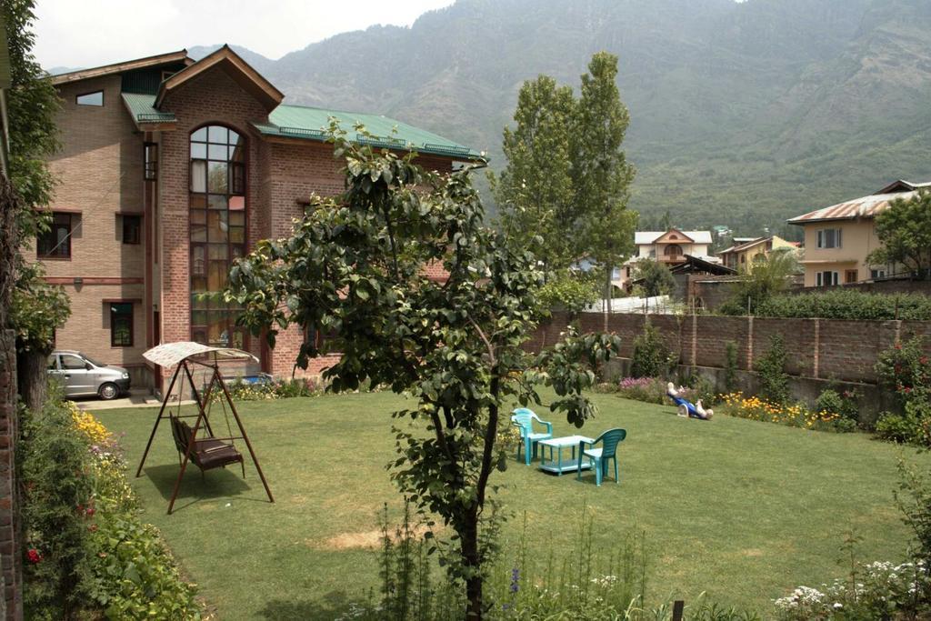 Hotel The Residency Srinagar Екстер'єр фото
