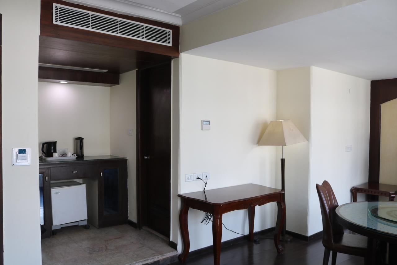 Hotel The Residency Srinagar Екстер'єр фото