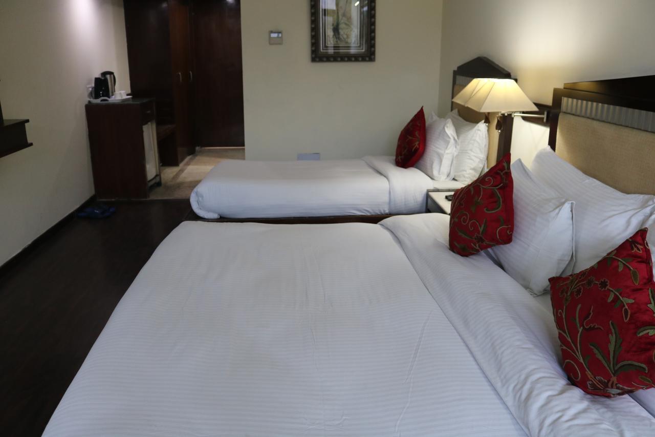 Hotel The Residency Srinagar Екстер'єр фото