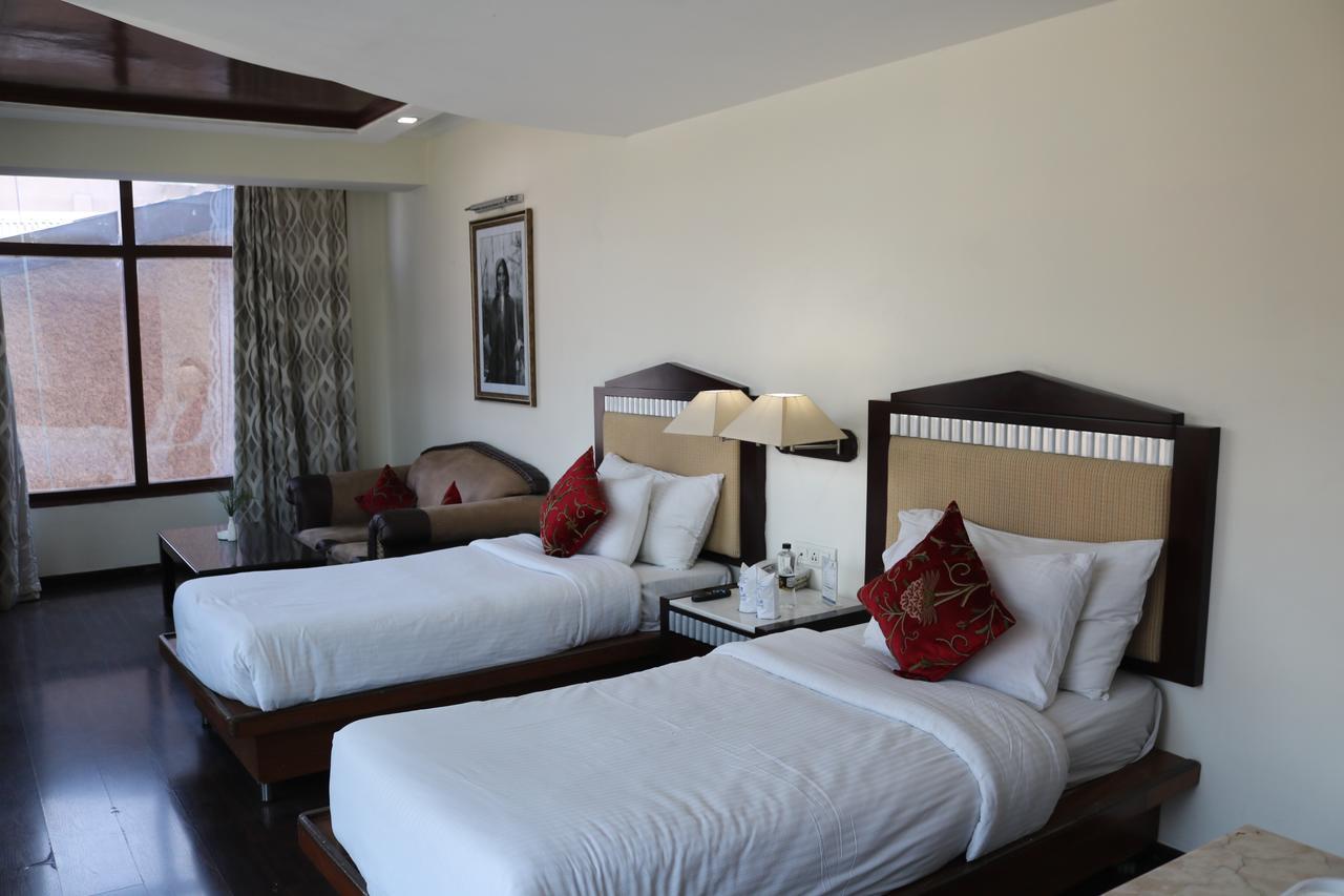 Hotel The Residency Srinagar Екстер'єр фото