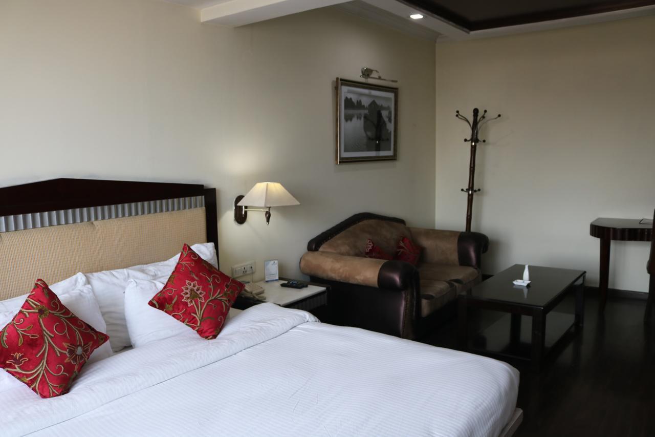 Hotel The Residency Srinagar Екстер'єр фото