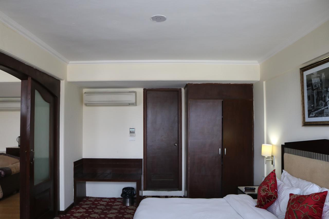 Hotel The Residency Srinagar Екстер'єр фото
