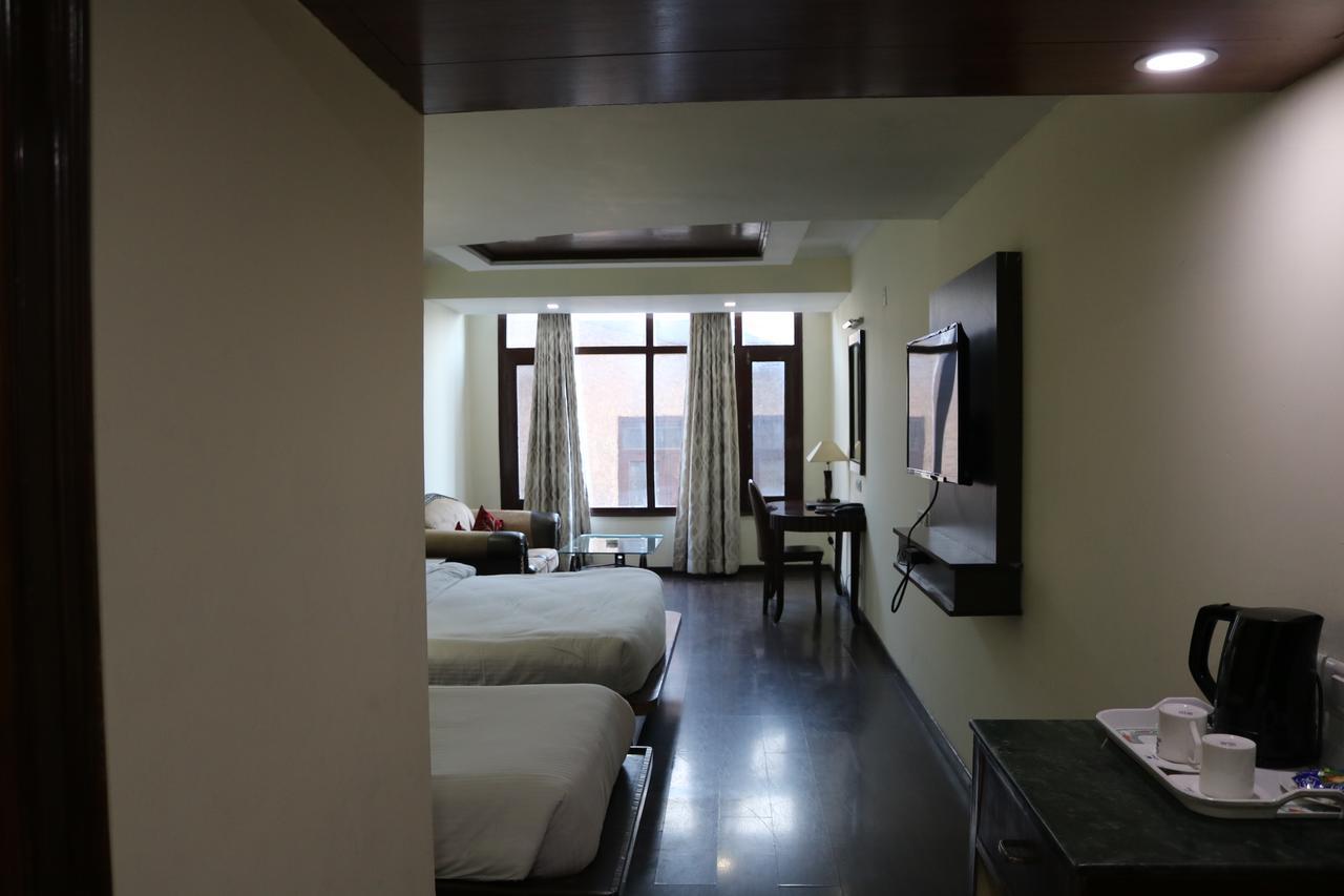 Hotel The Residency Srinagar Екстер'єр фото