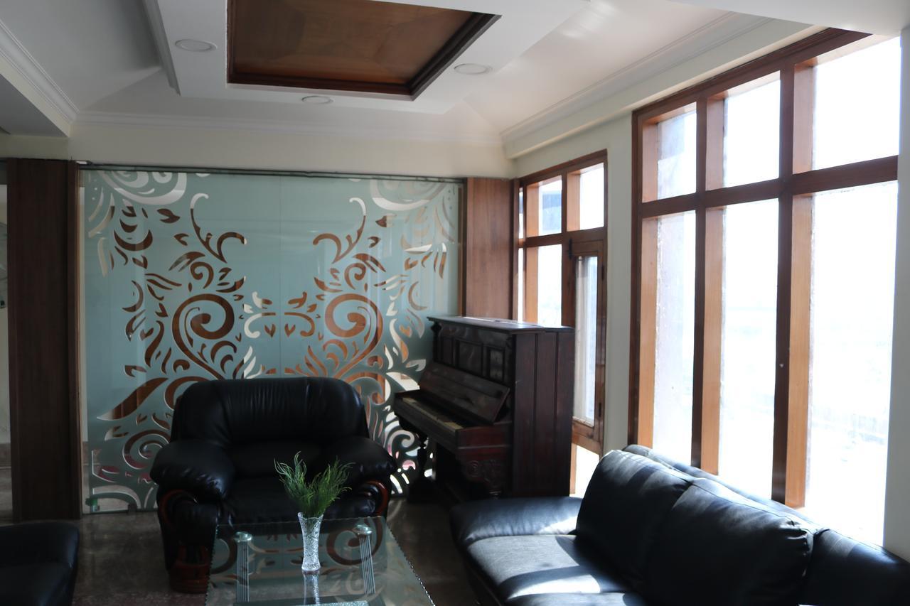 Hotel The Residency Srinagar Екстер'єр фото